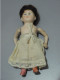 Delcampe - -POUPEE MIGNONETTE PORCELAINE/BISCUIT YEUX PEINTS BLEUS VITRINE Jus De Grenier    E - Dolls