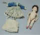 Delcampe - -POUPEE MIGNONETTE PORCELAINE/BISCUIT YEUX PEINTS BLEUS VITRINE Jus De Grenier    E - Puppen