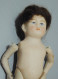 Delcampe - -POUPEE MIGNONETTE PORCELAINE/BISCUIT YEUX PEINTS BLEUS VITRINE Jus De Grenier    E - Dolls