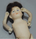 Delcampe - -POUPEE MIGNONETTE PORCELAINE/BISCUIT YEUX PEINTS BLEUS VITRINE Jus De Grenier    E - Dolls