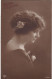 FEMMES. CARTE FANTAISIE. CPA. JEUNE FEMME .PORTRAIT DE PROFIL. COIFFURE..BONNE  ANNEE 1916 + TEXTE - Donne