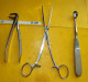 SERVICE DE SANTE : OUTIL MEDICAL LOT DE TROIS ARTICLES  A OPERATION : UNE PINCE DENTAIRE + UNE GRANDE PINCE + UN GRATTOI - Equipment