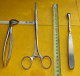 SERVICE DE SANTE : OUTIL MEDICAL LOT DE TROIS ARTICLES  A OPERATION : UNE PINCE DENTAIRE + UNE GRANDE PINCE + UN GRATTOI - Equipaggiamento