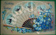 CPA  Gaufrée FLEURS MYOSOTIS BEL EVENTAIL AUX OISEAUX HIRONDELLES ,1910 , FAN & BIRDS & FLOWERS Embossed OLD PC - Fiori