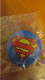 Lot 2 Badges Comics Superman Offerts Par Quick Le Badge Superman Fait 3,5 Cm De Diamètre Dans Sachet D'origine Scellé - Andere & Zonder Classificatie