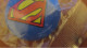 Lot 2 Badges Comics Superman Offerts Par Quick Le Badge Superman Fait 3,5 Cm De Diamètre Dans Sachet D'origine Scellé - Andere & Zonder Classificatie