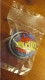 Lot 2 Badges Comics Superman Offerts Par Quick Le Badge Superman Fait 3,5 Cm De Diamètre Dans Sachet D'origine Scellé - Andere & Zonder Classificatie