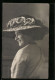 AK Lächelnde Dame Mit Einem Rosenverzierten Hut  - Moda