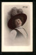 AK Junge Frau Mit Einem Geschmücktem Hut  - Moda