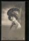 AK Gutaussehende Junge Frau Mit Perlenkette Und Hut  - Moda