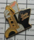 3417 Pin's Pins / Beau Et Rare : MEDIAS / EMISSION DE TELE SACRE SOIREE SAXOPHONE MUSICIEN - Medias