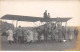Aviation - N°80505 - Groupe D'hommes, De Femmes Et D'enfants Autour D'un Avion Dans Un Champ - Carte Photo à Localiser - 1939-1945: 2ème Guerre