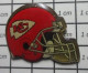 3417 Pin's Pins / Beau Et Rare / SPORTS / CASQUE DE FOOTBALL AMERICAIN EQUIPE KC ? Grand Pin's - Fussball