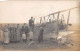 Aviation - N°80506 - Groupe D'hommes, De Femmes Et D'enfants Autour D'un Avion Dans Un Champ - Carte Photo à Localiser - 1939-1945: 2de Wereldoorlog