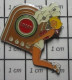 3417 Pin's Pins / Beau Et Rare / PIN-UPS / LUCKY STRIKE BLONDE  ECOUTANT LA MUSIQUE DE LA RADIO - Pin-ups