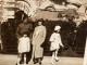 PHOTO SNAPSHOT 1930 Cannes Hôtel Carlton, Femme Avec Militaire, Brassard, Noir, Fille Qui Marche En Blanc - Personas Anónimos