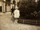 PHOTO SNAPSHOT 1930 Cannes Petite Fille En Blanc Main Dans La Bouche Derrière Homme Qui Marche Commerce Magasin Hôtel - Personas Anónimos