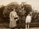 PHOTO SNAPSHOT 1930 Cannes Homme Militaire Avec Brassard Dans Les Jardins Femmes, à Côté Fille En Blanc En Culotte Court - Personas Anónimos