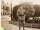 PHOTO SNAPSHOT 1930 Cannes Homme Militaire, Debout Avec Brassard, Fille, Assise Derrière En Blanc, Sur Bordure - Personas Anónimos