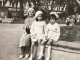 PHOTO SNAPSHOT 1930 Cannes Femme Avec Ses Filles Bien Habillé, Pareil En Blanc, Assise Sur Un Jet D’eau Fontaine Commerc - Personas Anónimos