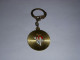 PORTE CLEFS 32 CYLINDRE DORE Avec PERSONNAGE DIMENSION Environ 3x3cm METAL       - Porte-clefs