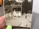 PHOTO SNAPSHOT 1930 Cannes Trois Enfants Assis Devant Un Puits Habillé, Pareil, Fille, Garçon Soleil Dans Les Yeux, Drôl - Personnes Anonymes