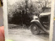 Photo Snapshot 1920 Cannes Femme Au Bord De La Route à Côté  Voiture Peugeot Renault Citroën Traction Belle Voiture - Automobiles