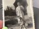 PHOTO SNAPSHOT 1930 Cannes Femme, Debout Avec Une Ombrelle Parapluie, Chien, Debout Entre Ses Jambes, Valise Derrière - Personnes Anonymes