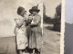 PHOTO SNAPSHOT 1930 Cannes Deux Femmes Au Coin De La Rue En Train De Discuter Avec Chat Et Chien Dans Les Bras. - Personnes Anonymes