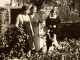 PHOTO SNAPSHOT 1930 Cannes Plusieurs Femmes Dans Le Jardin Femme Assise Avec Son Chien Femme En Tablier, Arbre Feuillage - Anonyme Personen