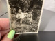 PHOTO SNAPSHOT 1930 Cannes Homme Femme, Assis Sur Un Banc Dans Leur Jardin. Homme Bout De Bois à La Main. - Anonyme Personen