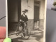 Photography Photo Snapshot 1930 Cannes Homme Devant Chez Lui Qui Sort Avec Son Vélo Bicyclette Porte Avec Rideau - Anonyme Personen