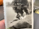 Photography Photo Snapshot 1930 Cannes Femme En Maillot De Bain Assise à Côté Lac Femme En Maillot à Côté Jupe - Anonyme Personen