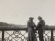 Photography Photo Snapshot 1930 Cannes 2 Femme Qui Discute Sur Une Terrasse En Fer Forgé, Bien Habillée, Fourrure, Chape - Anonieme Personen