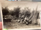 Snapshot 1930 Cannes Femme, Ethnique, Femme, Assise Par Terre, Avec Homme, Femme, Main, Tendue, Table De Bois - Anonyme Personen