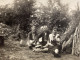 Snapshot 1930 Cannes Femme, Ethnique, Femme, Assise Par Terre, Avec Homme, Femme, Main, Tendue, Table De Bois - Anonyme Personen