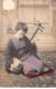 CHINE - SAN36381 - Cachet Tientsin - En L'état - Carte Japonaise - Geisha Jouant De La Musique - China