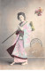 CHINE - SAN36384 - Cachet Tientsin - En L'état - Carte Japonaise - Geisha Tenant Des Fleurs - China