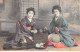 CHINE - SAN36373 - Cachet Tientsin - En L'état - Carte Japonaise - 2 Geishas Buvant Du Thé - Cina