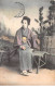 CHINE - SAN36429 - Cachet Tientsin - En L'état - Carte Japonaise - Geisha Assise Sur Un Banc - Chine