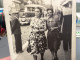 Snapshot 1940 Marseille, Deux Femmes Sur Le Trottoir Qui Marche Marin Derrière Voiture, Bus, Autobus Car Cabriolet - Anonieme Personen