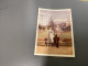 Snapshot 1956 Photo, Couleur Annecy, Femme Dans Un Parc Avec Son Mari Main Sur L’épaule Derrière Montagne Square Jardin - Anonieme Personen