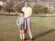 Snapshot 1958 Photo, Couleur Annecy, Homme Dans Un Champ Avec Son Garçon En Culotte, Courte Montagne Derrière - Anonieme Personen