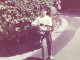 Snapshot 1957 Photo Couleur Annecy, Garçon Sur La Route Avec Une Carabine En Jouet, Cactus, Maison, Maison, Escalier Es - Anonieme Personen