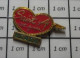 413c Pin's Pins / Beau Et Rare : AUTRES / COEUR ROUGE FLECHE SAINT A C'EST SYMPA - Andere & Zonder Classificatie