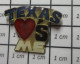 713A Pin's Pins / Beau Et Rare : AUTRES / TEXAS LOVES ME Pin's USA - Otros & Sin Clasificación
