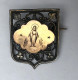 Broche Ancienne En Métal Argenté Et Doré - Religion Vierge - Broschen