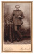 Fotografie Jos. Luber, Ingolstadt, Proviantgasse 878, Portrait Junger Soldat In Uniform Mit Pickelhaube Und Bajonett  - Guerre, Militaire