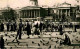 72763398 London Feeding The Pigeons In Trafalgar Square - Autres & Non Classés