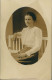 Ansichtskarte  Atelierfoto - Junge Frau Auf Bank 1916 - Personaggi